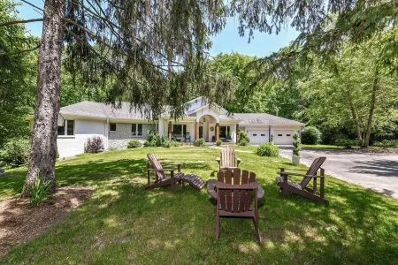 Modern farmhouse in the Woods with Amazing Views and Nature