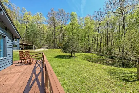 BRAND NEW! Romantic bungalow w/hot tub- minutes from downtown Blue Ridge