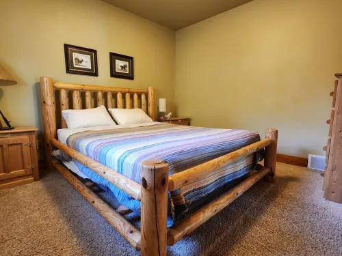 7Br Lake Cabin with Great Fall Views!  Close to Town.  Snowmobile/Utv to Trails.