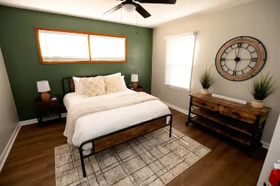 2BD, 1BA Home. 5-10 Minutes to ANYWHERE in JCMO! Hotels near Cathedral of St Joseph