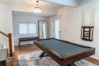 Cozy & Fun! Hot Tub - Arcade - Pool Table - 75 43" TV