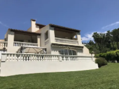 30 sq.m studio at garden level. Quiet villa in a green setting with terrace