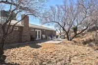Remodeled 6 Bed, 5 bath on 15 acres!!! Owned and  Operated by a Premier Host! Eddy House附近的飯店