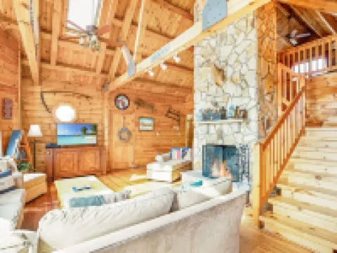 Huge Lakefront Home with private hot tub, dock, and pickle-ball court 庫庫酒店