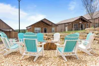 New! LAZY RIVER & Pools, Lake View, Game Room, Theater Room, Hot Tub, Fire Pit