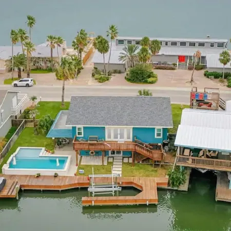 Serene Waterfront 5Br Sleeps 15 w/Heated Pool, Fire Pit, Boat & Jet Ski Lift