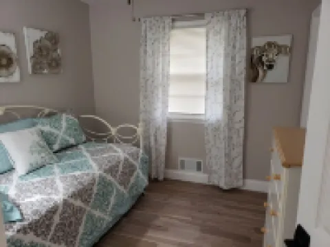 Renovated 3BR/2bath Ranch Near Hospital-Ideal for Families & Medical Stays Hotels in Shawnee