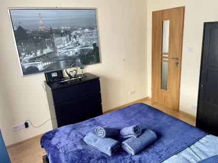 Charming 4-Bed Home, Priv Entrance, Garden, Modern Kitchen, Spacious Living Area