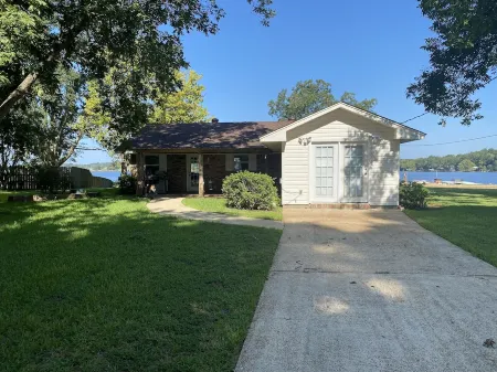 Experience Farmerville charm near Lake D'Arbonne Отели в г. Юнион Пэриш