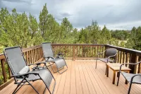 Cabin w/ loft, private hot tub, and star-gazing deck! Sleeps 6!