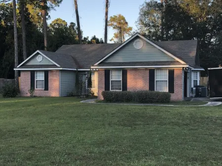 Quiet, Comfy Home - 3Br w/ Spa Bath & Fenced Yard – Ideal for Extended Stays