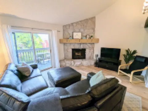 Dog-friendly condo close to Winter Park shuttle with pool, hot tub, tennis, gym