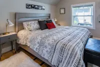 Courtside Cottage - WalkScore 93 - Dog Friendly