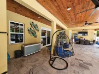 Spacious 5-bedroom house with WiFi, AC, Heated Pool and Jacuzzi in Central Tampa Hotels in Egypt Lake-Leto