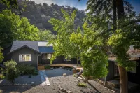 River Front at the River Raven House Hotel in zona Lakes Trail in Sequoia National Park
