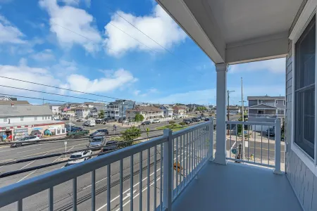 1 Block 2 Beach, Steps to Town, Linens/towels incl