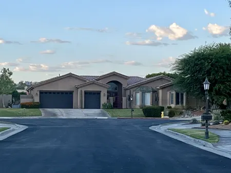 RANCHO MIRAGE - VICTORIA FALLS ENTERTAINING 4 BD - HUGE POOL & SPA & GRASS YARD! Отели рядом с достопримечательностью «Обсерватория Ранчо Мираж Лайбрари &»