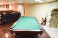 Huge 8Br for 20+: 6 Kings, Hot Tub, Cinema, Arcade, Pool Table & Big Parking