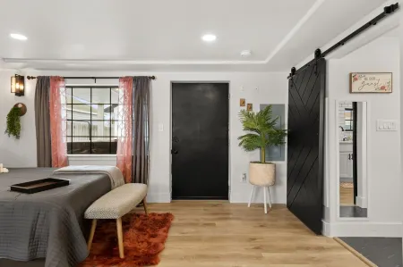 Cozy Studio- Pets Welcome! Hot Tub on site!