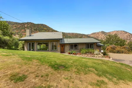 The River's Edge - Private Home with River Access and Spa