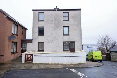 Central Lerwick holiday apartment Clickimin Broch附近的飯店