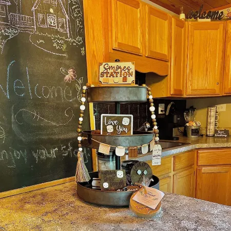 Cozy quaint cabin tucked back in the woods- Secluded, private - couples getaway
