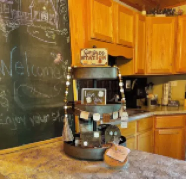 Cozy quaint cabin tucked back in the woods- Secluded, private - couples getaway