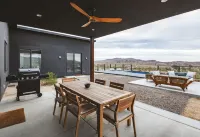 San Junipero - Enjoy the views from the Mod Pool!