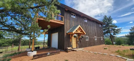 Charming mountain barndominium  on 44 acres! Views, beautiful barndominium!