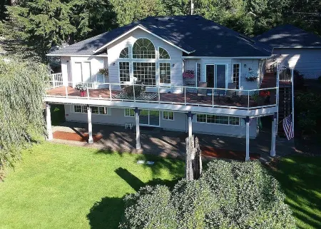 Beautiful Lakefront | Sunset Views  + AC+ Kayaks + Bicycles & More!