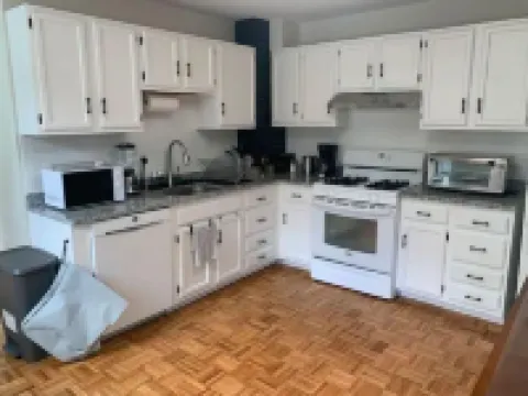 Boston 2bd King Bed near Harvard, MIT, subway near Boston. On-site free Parking Hotels in Somerville