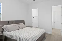 Luxury living in a gorgeous modern rental with access to Pool, Gym and more. Hotel a Manatee County