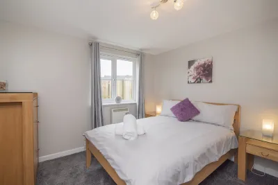 The Nelson: Spacious Main Door Holiday Home & Parking