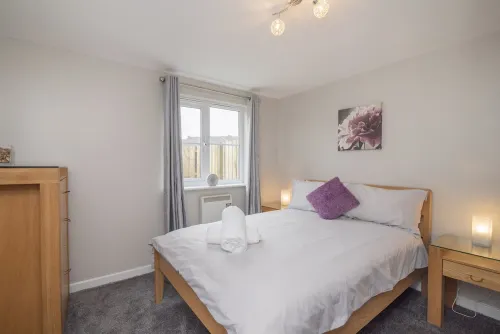 The Nelson: Spacious Main Door Holiday Home & Parking