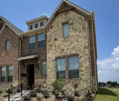 Stunning new home that has it all!  Great Location! 샤론 펠로프십 처치 오브 달라스 주변 호텔