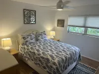 Venice Island Beach Retreat. 5 min walk to close beach-downtown. 1 minute by car