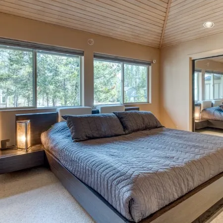 Modern Sunriver Luxury Home with Fenced Turf Pet Yard, Large Kids Room, SHARC !!