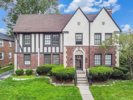 Exquisite 1920s Detroit Style Home Отели в г. Гросс Пуэнт Парк