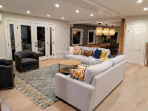 Indoor Pool, 7 Bdrm, Designer Home, Hot Tub, Stunning Kitchen Hotels in Highland