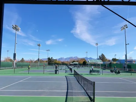 Adorable 2 BR at the heart of town! Отели рядом с достопримечательностью «Museum of Nature & Science»