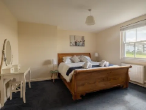 Luxury Holiday Cottage, Beach with Great Sea Views, Broad Haven, Pembrokeshire Hotels in The Havens