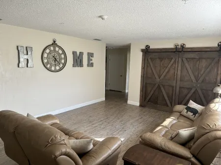 ONE OF KIND PROPERTY - 6 bedrooms & 6.5 bathrooms Private & spacious Отели рядом с достопримечательностью «W.I.S.E Private School»