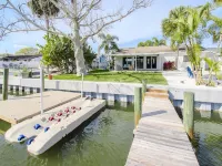 STUNNING TAMPA BAY WATERFRONT RETREAT~Close to airport, beaches, stadium & more!
