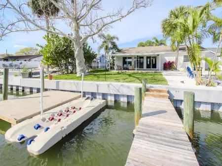 STUNNING TAMPA BAY WATERFRONT RETREAT~Close to airport, beaches, stadium & more!