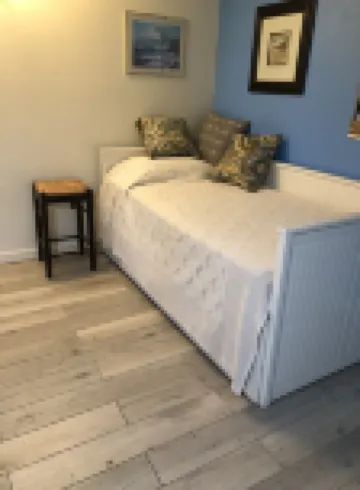 Cozy bungalow in charming Bay Point subdivision 2 minutes to Nokomis beach. 諾科米斯酒店