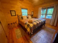 Peaceful Mountain Escape with Hot Tub, Fire Pit, Year-Round Views, Stream Sounds