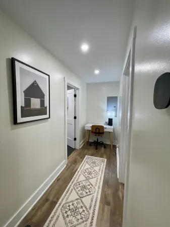 New 3 Bdrm unit w/ great location & ex. amenities Отели в г. Пайк