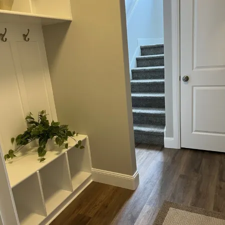 Beautiful Townhouse Retreat walking distance to shakes!