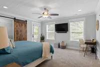 NorthShoreBlue-5Mins to DT, Mtn Views, Entertainment Room, Sleeps 12 Hotels near Bessie Smith Cultural Center and Chattanooga African American Museum