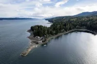 Stunning views, Strong Wi-fi, and Private Beach!
